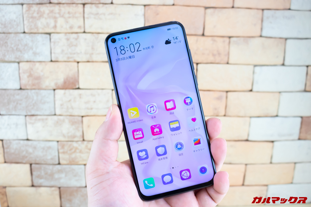 Huawei nova 4のディスプレイは大画面だけれど大きすぎるとは感じません。