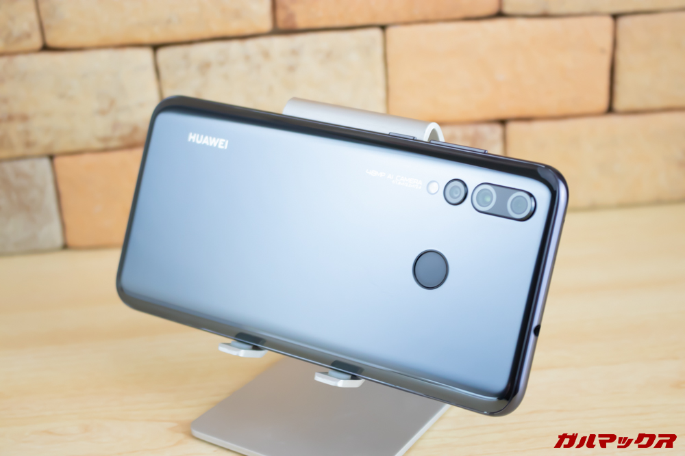 Huawei nova 4の背面はテカテカなので指紋の付着が凄く目立ちます。