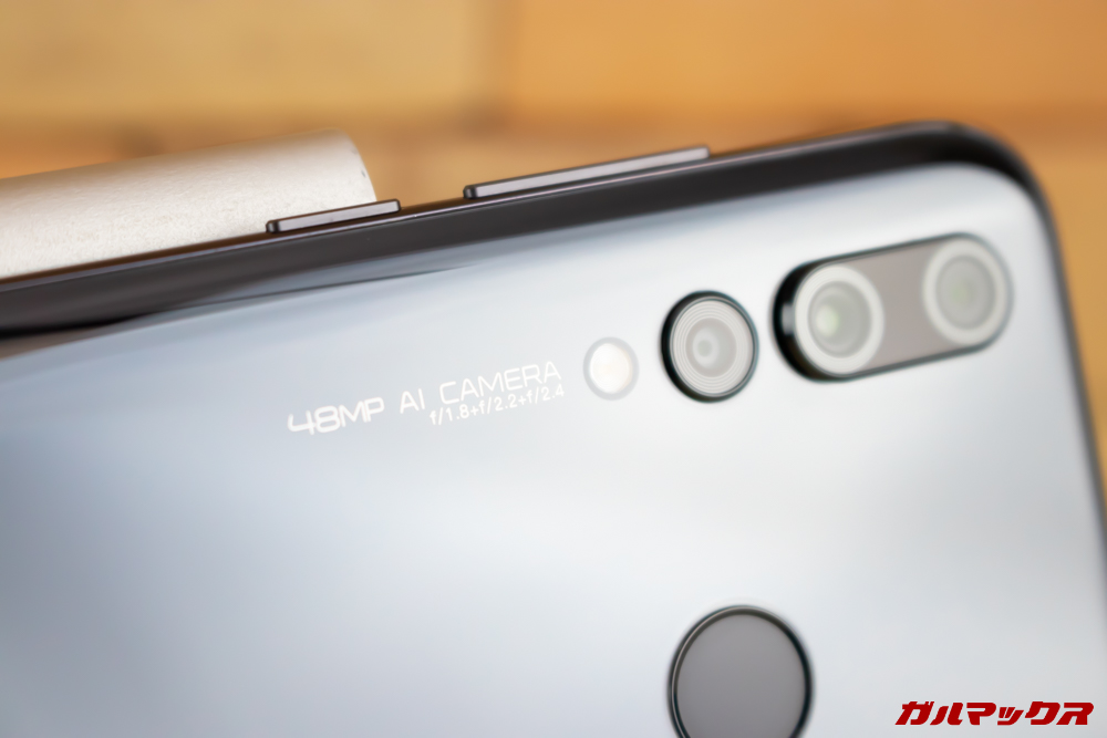 Huawei nova 4のカメラ周囲の印字は横持ちを想定した横書き。