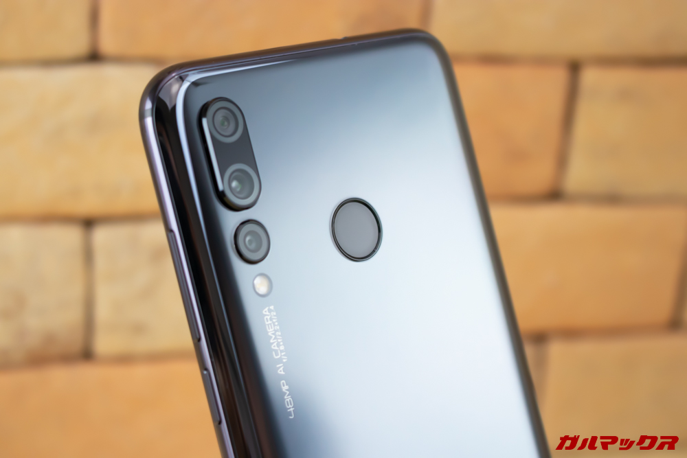 Huawei nova 4の指紋センサーは背面に搭載している。