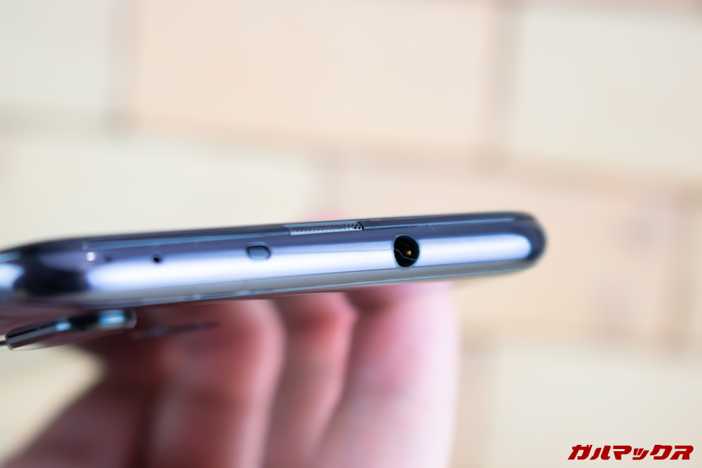 Huawei nova 4の本体上部にイヤホンジャックを搭載。