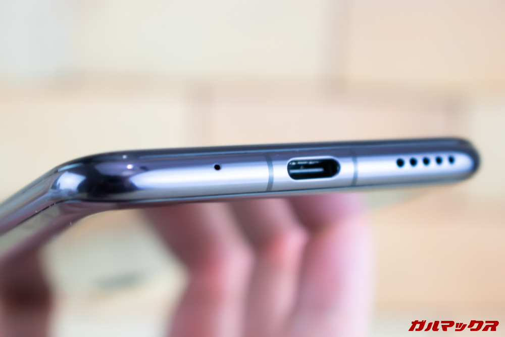 Huawei nova 4の底にはUSB Type-Cポートが備わってます。