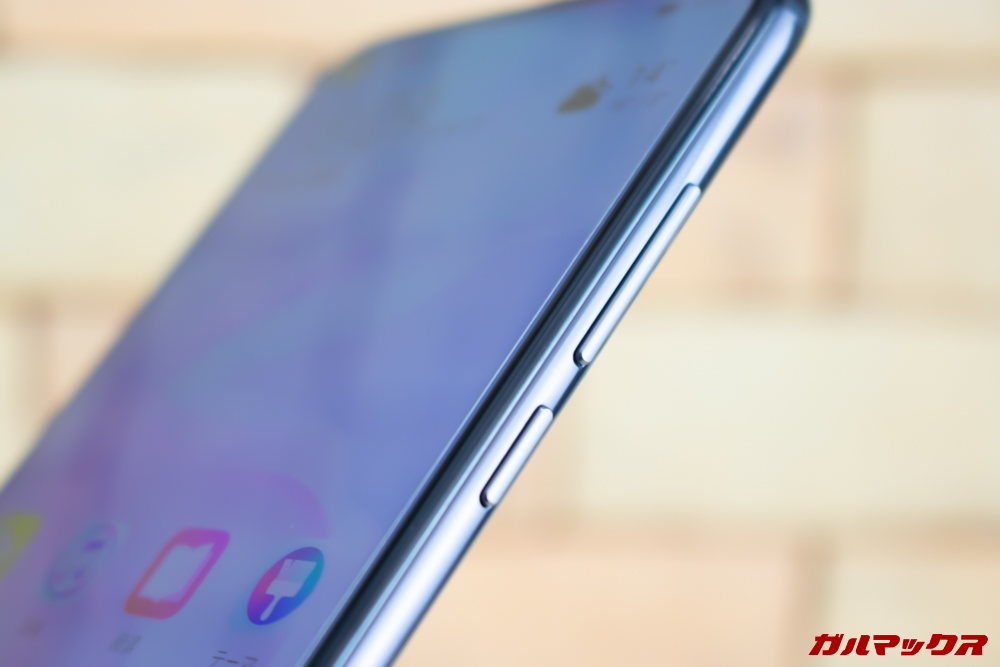 Huawei nova 4のボタン類は右側面となっています。