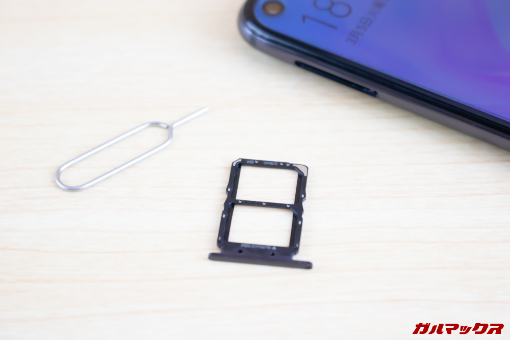 Huawei nova 4のSIMトレイはSIMピンで開くたタイプでNanoSIMが2枚挿入可能。MicroSDなどのストレージカードには非対応となっています。