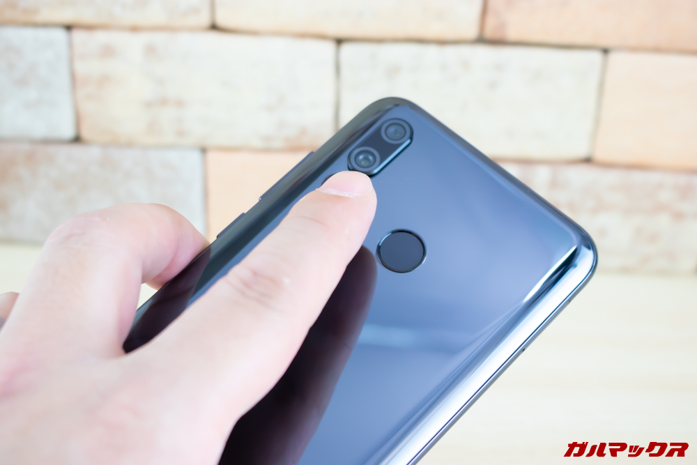 Huawei nova 4は指紋認証センサーを背面に搭載。精度も速度もハイグレードです。