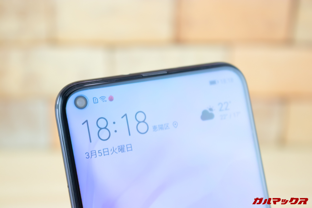 Huawei nova 4のパンチホールディスプレイはインカメラ部分のみがくり抜かれており目立ちません。
