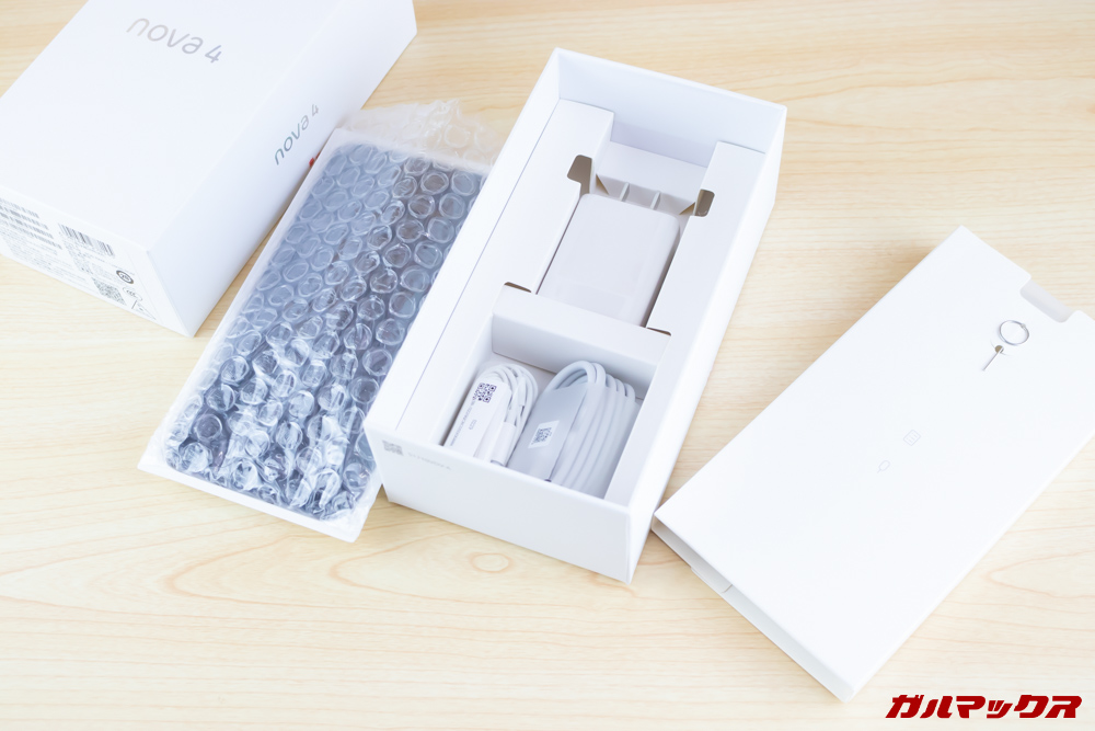 Huawei nova 4のパッケージから本体を取り出すとアクセサリー類が入っていました。