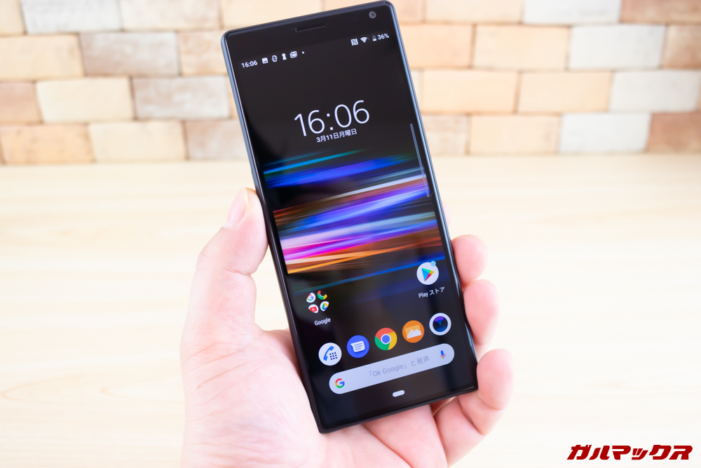 「Xperia 10」と「Xperia 10 Plus」は横幅が非常にスリムで持ちやすいです。