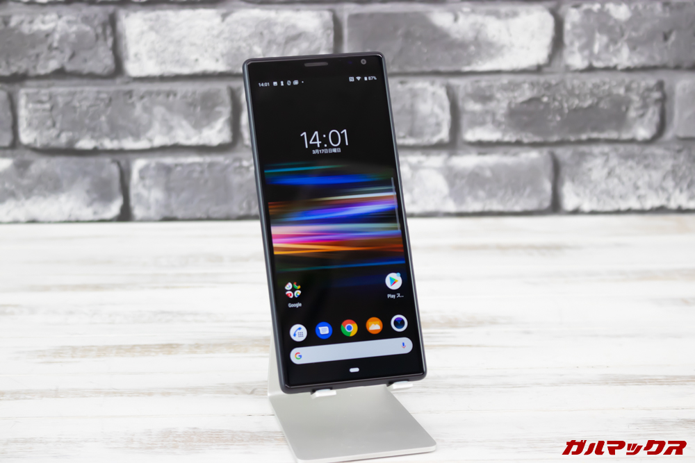 Xperia 10/10 PlusはXperiaらしいデザインでかっちりした印象です。