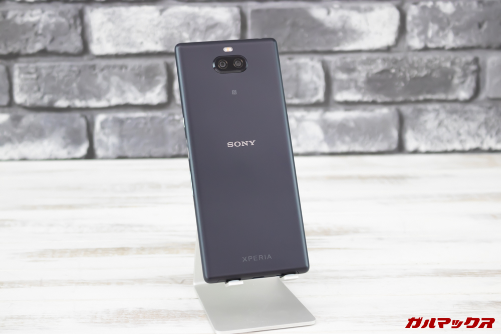 Xperia 10/10 Plusのブラックカラーはマッドな仕上がりでサラリとしています。
