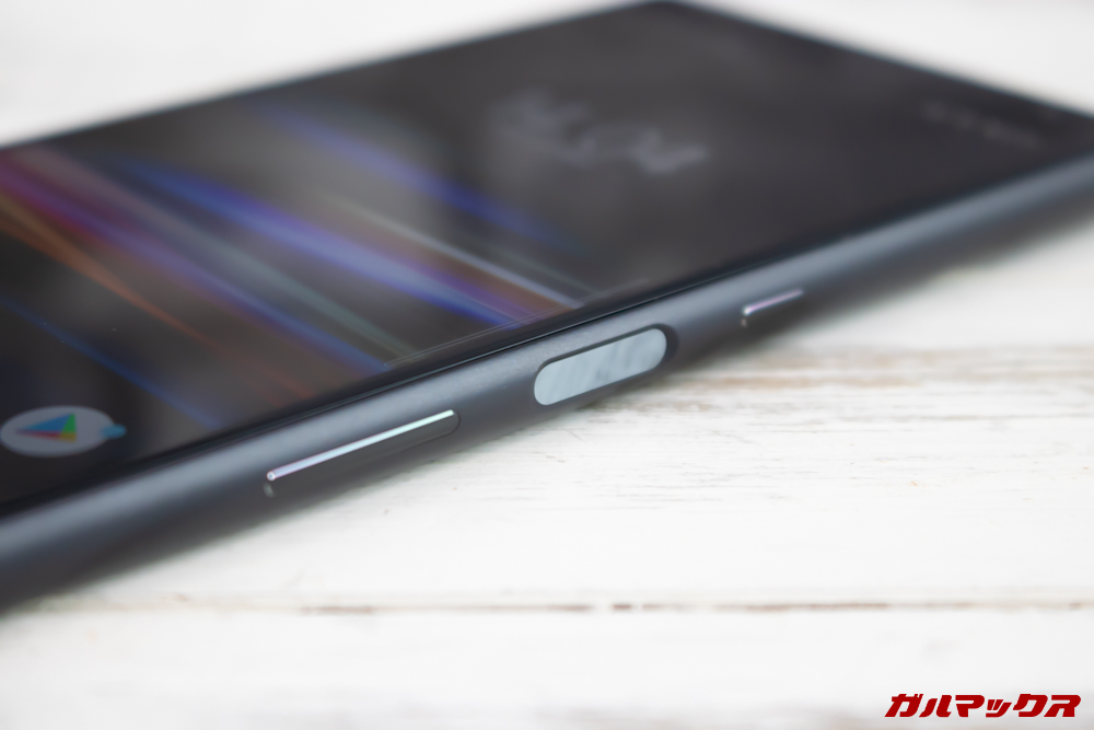 Xperia 10/10 Plusの指紋認証ユニットはディスプレイの右側面に備わっておりタッチ式となっています。