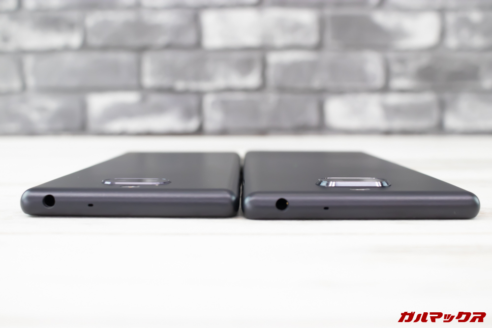 Xperia 10/10 Plusは同じ様な形状ですが、Xperia 10 Plusはカメラが出っ張っています。