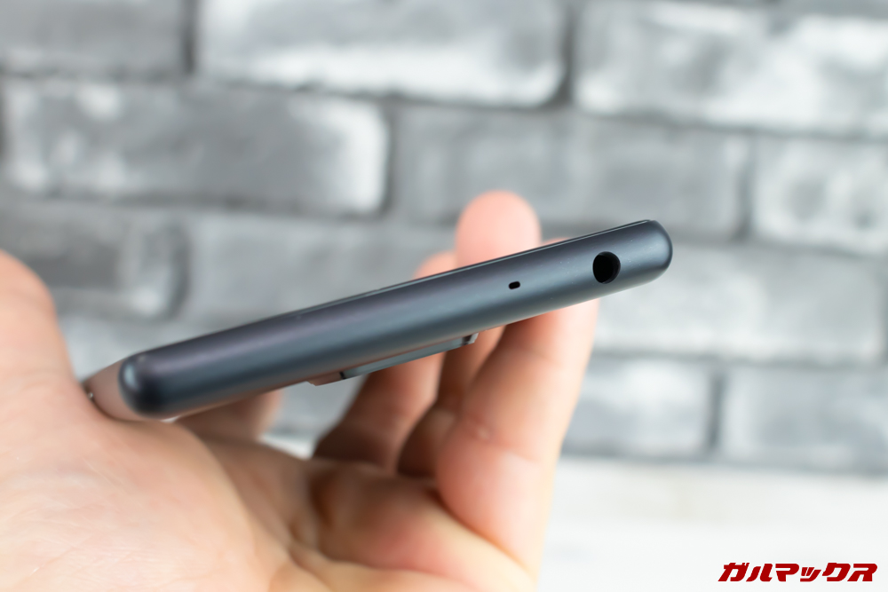 Xperia 10/10 Plusはディスプレイ上部にイヤホンジャックを搭載しています。