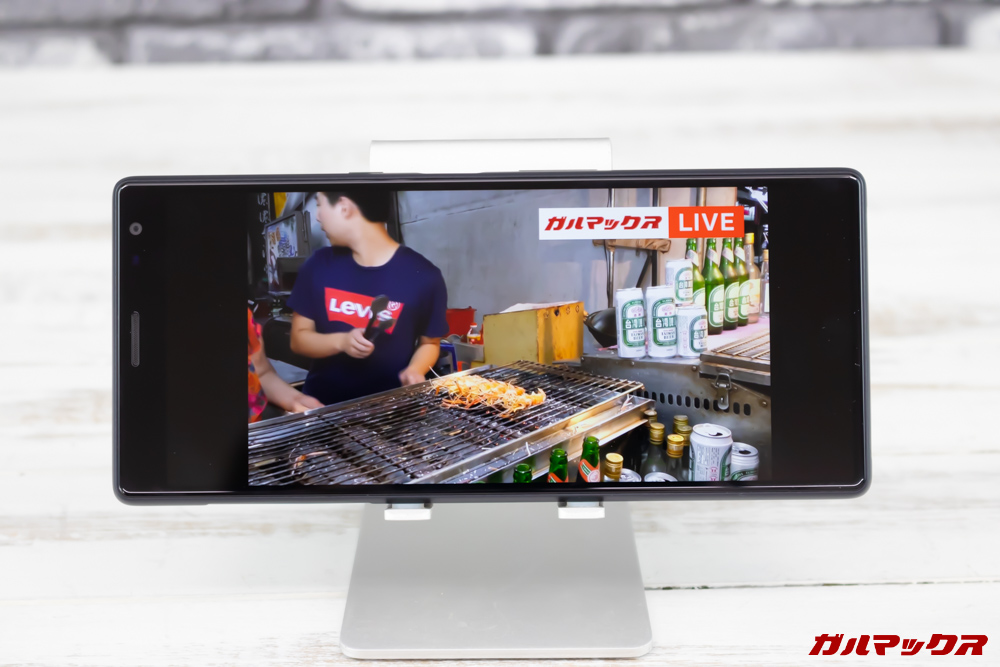 Xperia 10/10 PlusはYouTube動画など製作者側が16:9比率で投稿していることの多い動画は黒帯が入ります。