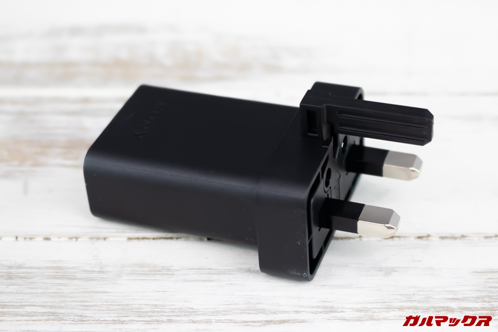 Xperia 10/10 Plusの海外版は日本のコンセントに挿すことの出来ない形状の充電器が付属しています。