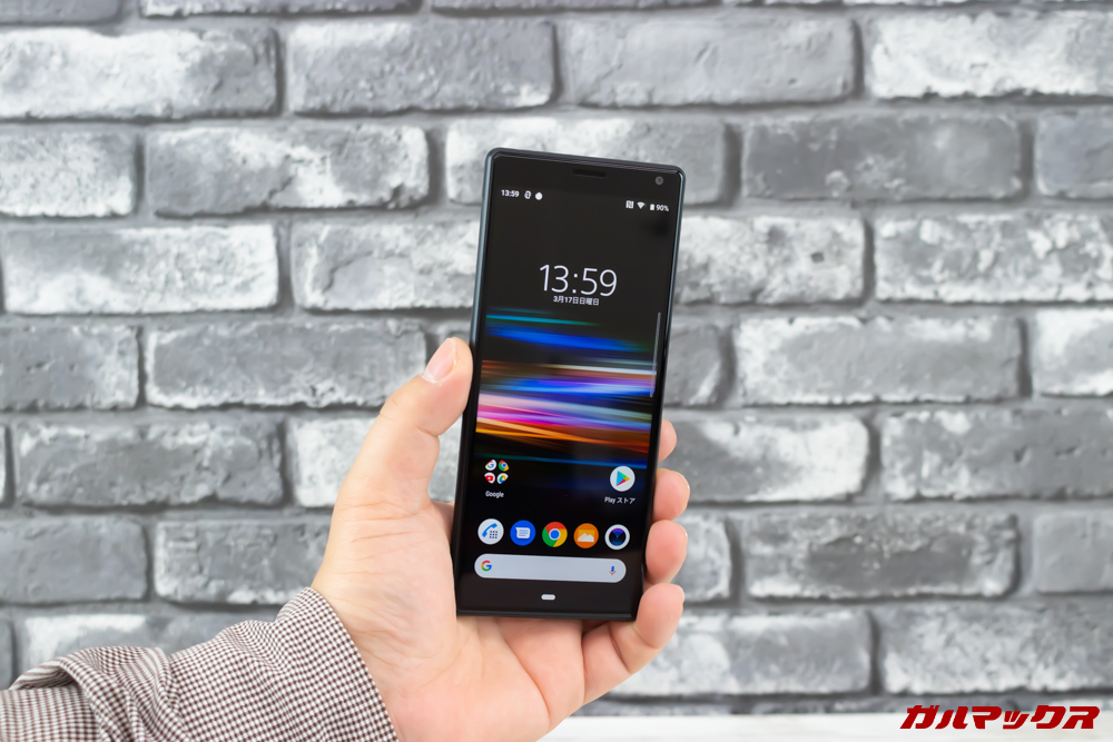 Xperia 10/10 Plusは21:9のディスプレイを搭載しているので非常に縦に長いですが、横幅はスリムなので握り心地は非常に良いです。