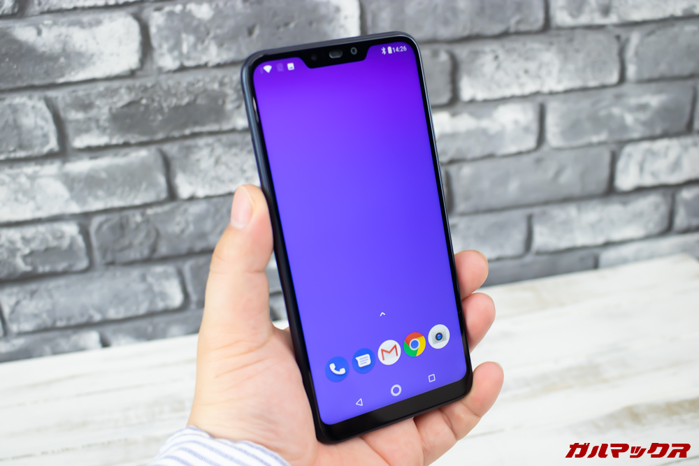 ZenFone Max (M2)は比較的コンパクトですが、サイズが大きいので手の小さい人は持ちにくいかも知れません。