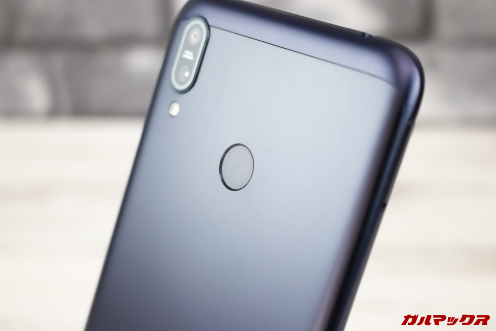 ZenFone Max (M2)の背面には指紋認証ユニットが備わっています。