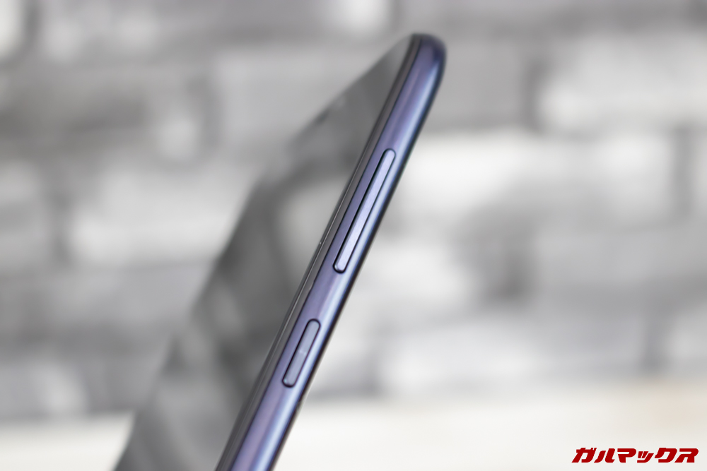 ZenFone Max (M2)のボタン類は右側に配置となっています。