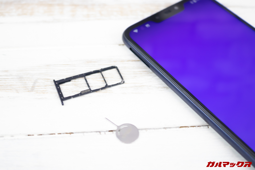 ZenFone Max (M2)はトリプルSIMトレイを搭載しているのでMicroSDとNanoSIM×2が全て入ります。