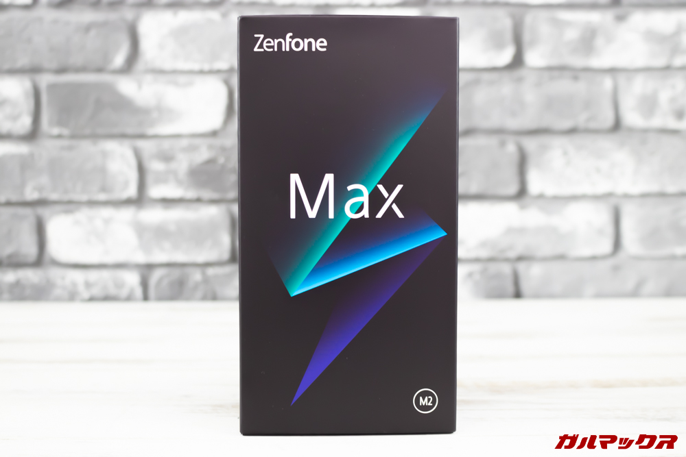 ZenFone Max (M2)の外箱はブラックにグラフィカルなデザインのカッコいいボックスです。