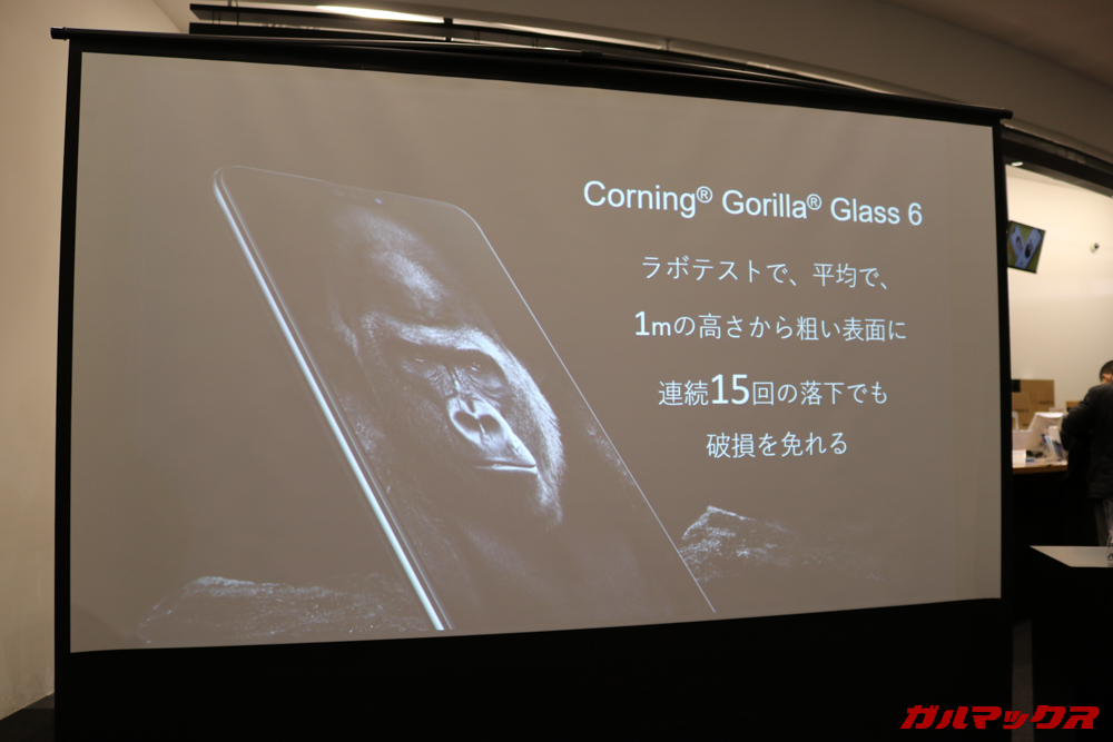 ZenFone Max M2シリーズの上位モデルはゴリラガラスの現行最新モデルである6世代を採用。約1mからの落下でも15回のテストで破損はないです。