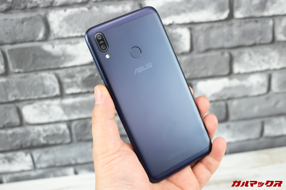 ZenFone Max (M2)は丸みを帯びた形状で持ちやすいです。