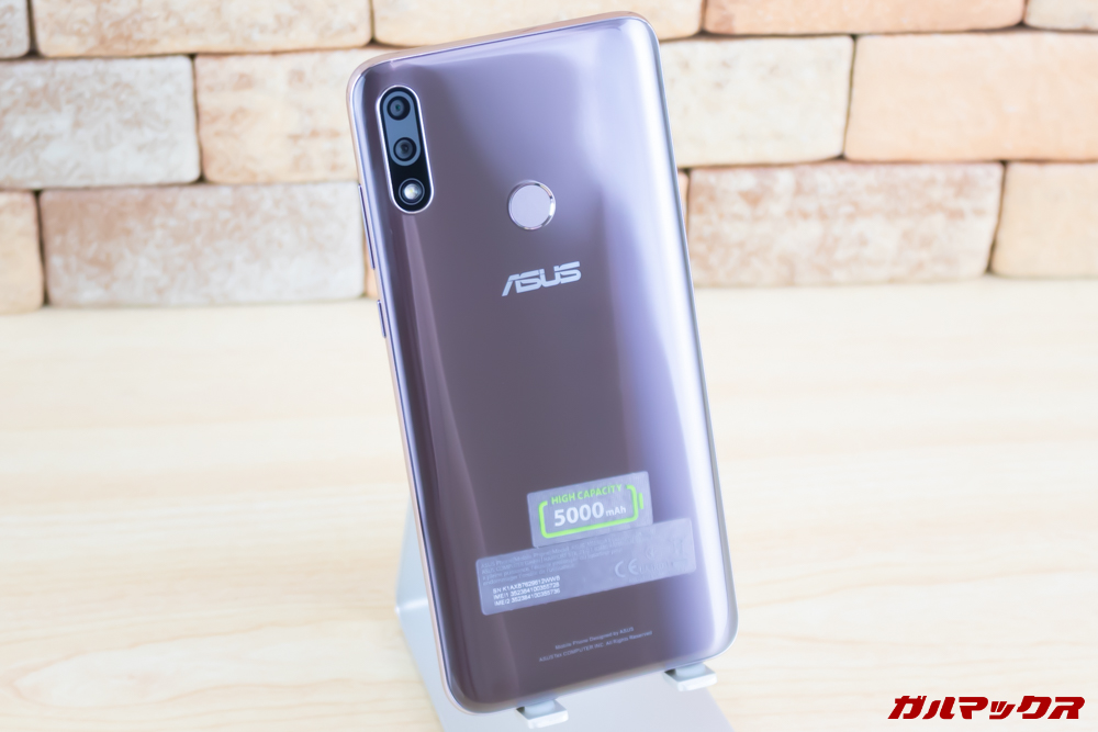 ZenFone Max Pro (M2)のカラーはややシルバーっぽい印象を受けた