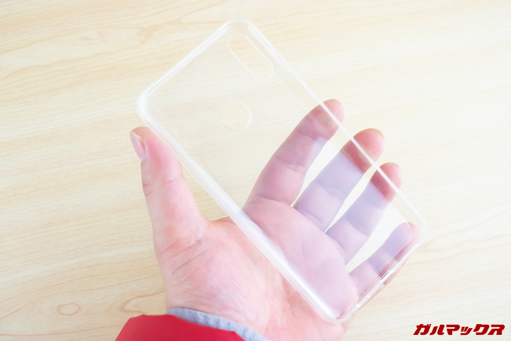 ZenFone Max Pro (M2)のクリア保護ケースは柔らかいタイプ。