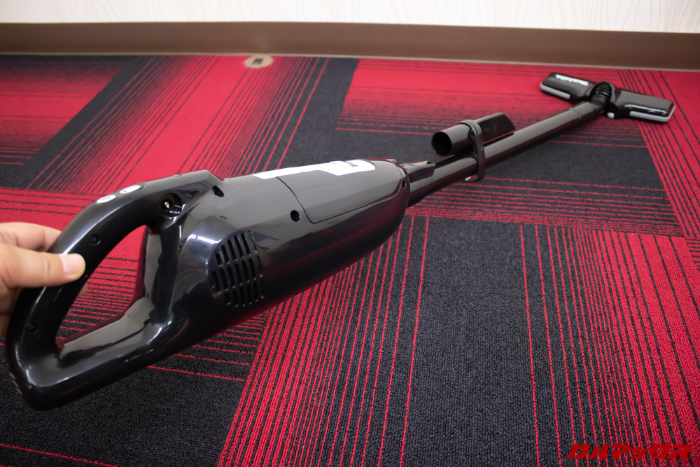 マキタのターボ・60(通販生活限定モデル)は想像以上に寝かすことが出来るのでソファー下の掃除なんかもはかどります。