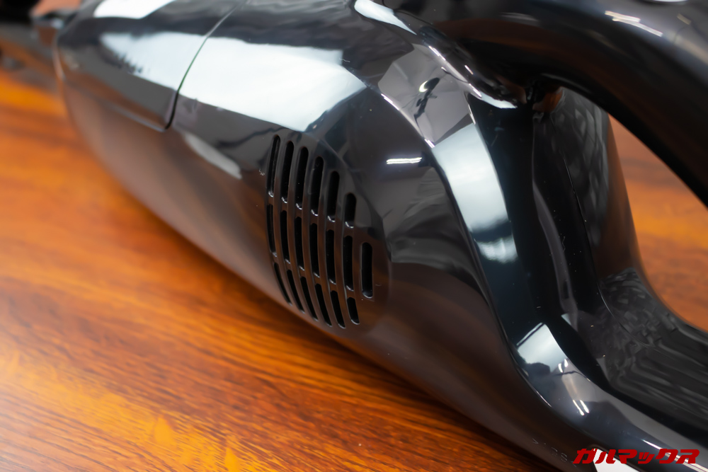 マキタのターボ・60(通販生活限定モデル)は排気口がグリップ付近にそなわっている。