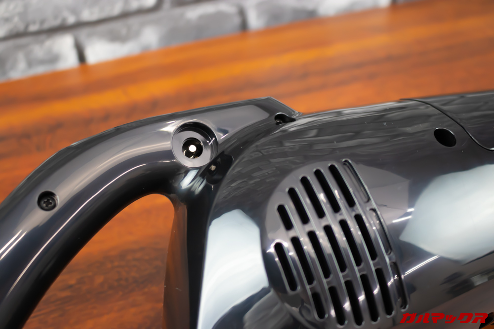 マキタのターボ・60(通販生活限定モデル)は充電時に本体に直接充電ケーブルを差し込むタイプ