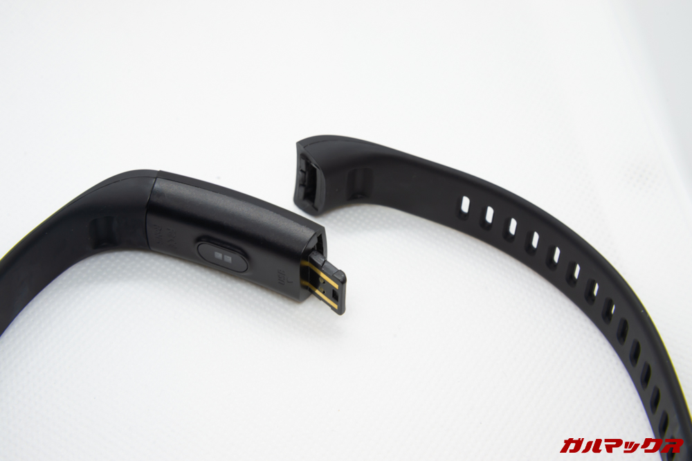 Tigerhuスマートトラッカーの充電はバンドを外してUSBポートを出して充電。