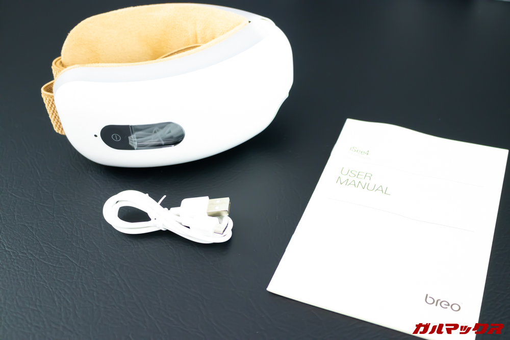 Breo Isee4の付属品は本体以外に充電ケーブルと説明書が入っています。