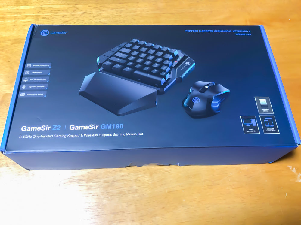 外箱は青と黒をベースにしたもの。