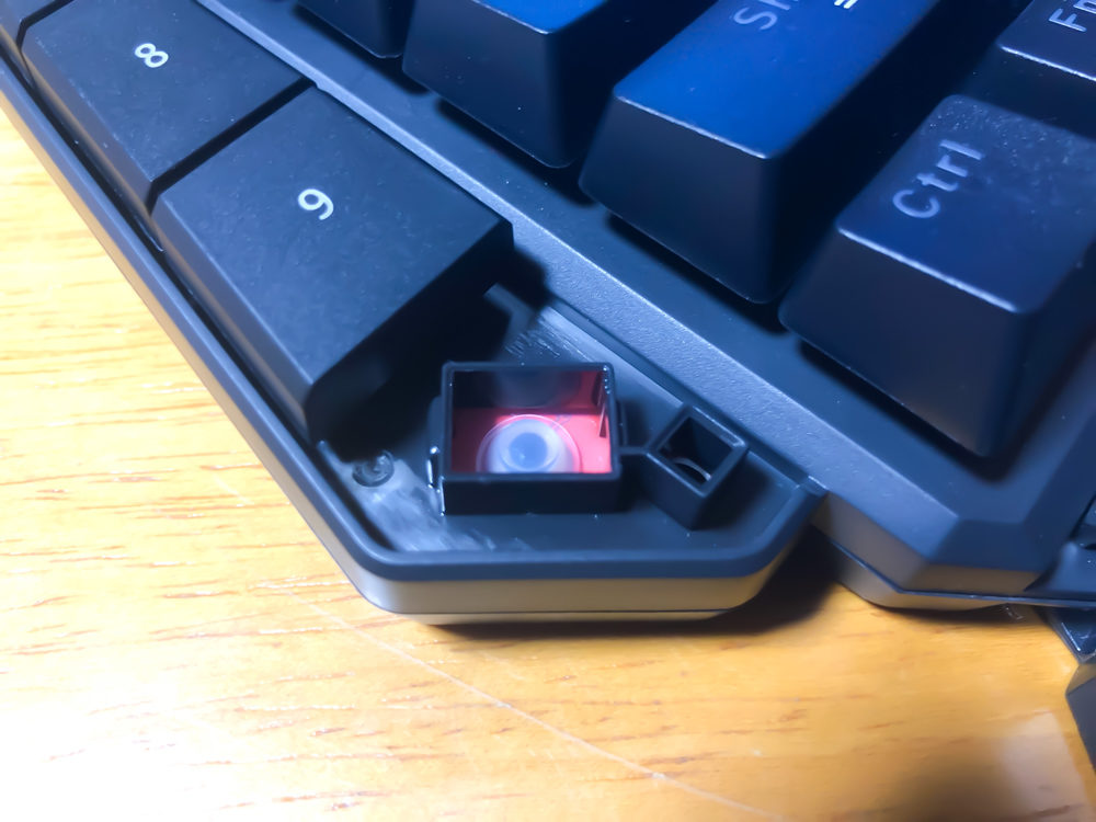 ファンクションキーはよくあるゴム製のボタンです。