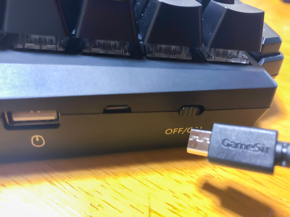 充電はMicro-USBで行いましょう。