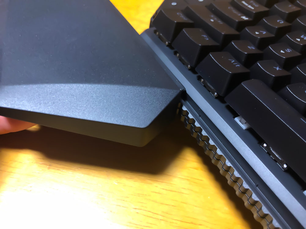 パームレストはレールに沿わせる固定式。