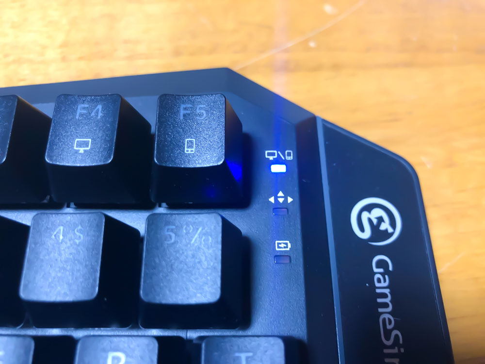 Bluetooth使用時は青いランプが点滅します。