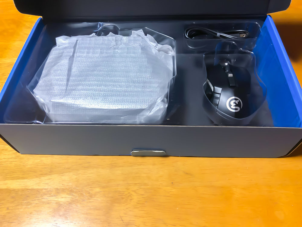 箱を開けるとキーパッドとマウスが出てきます。