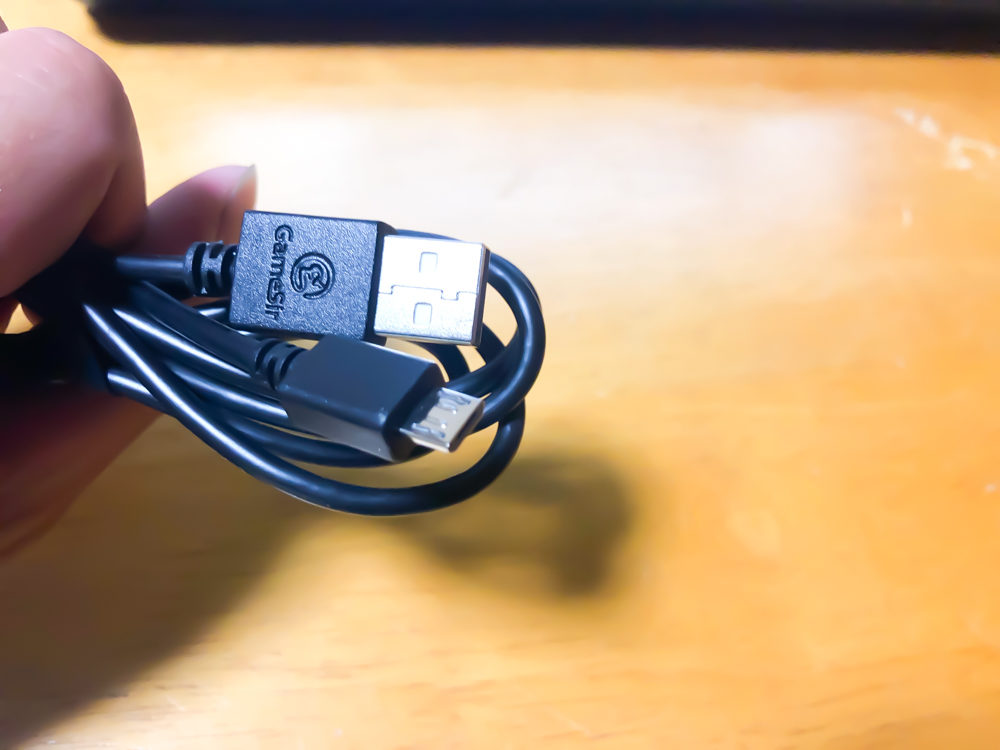 Micro-USBはGameSirのロゴ入り。