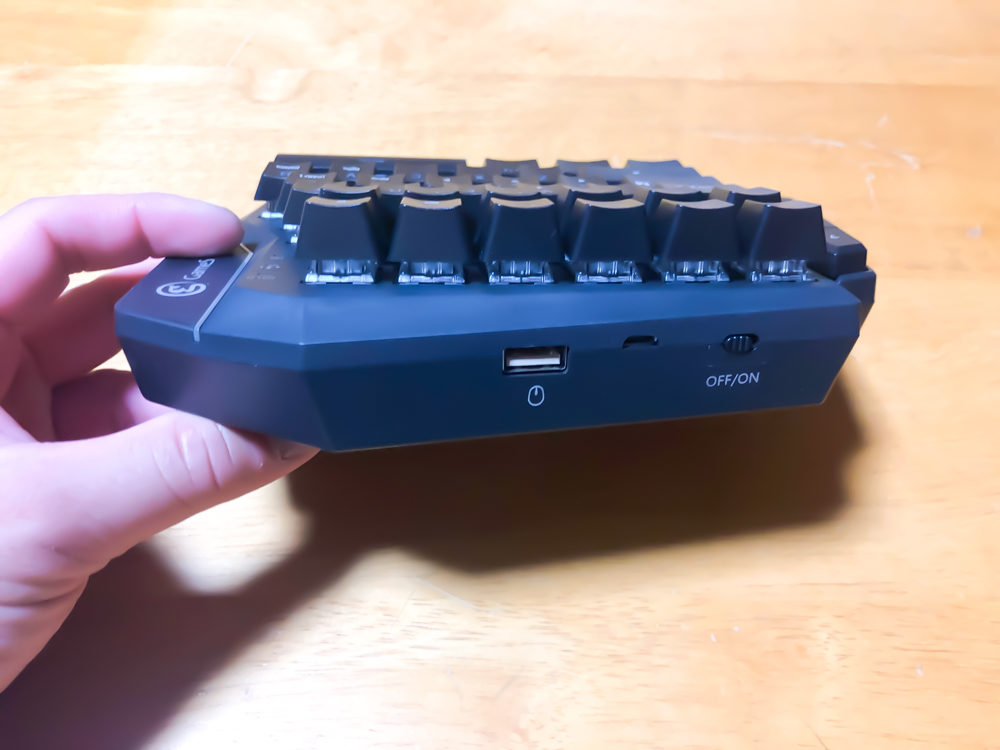 背面にはON/OFFスイッチやUSB端子などが配置されています。