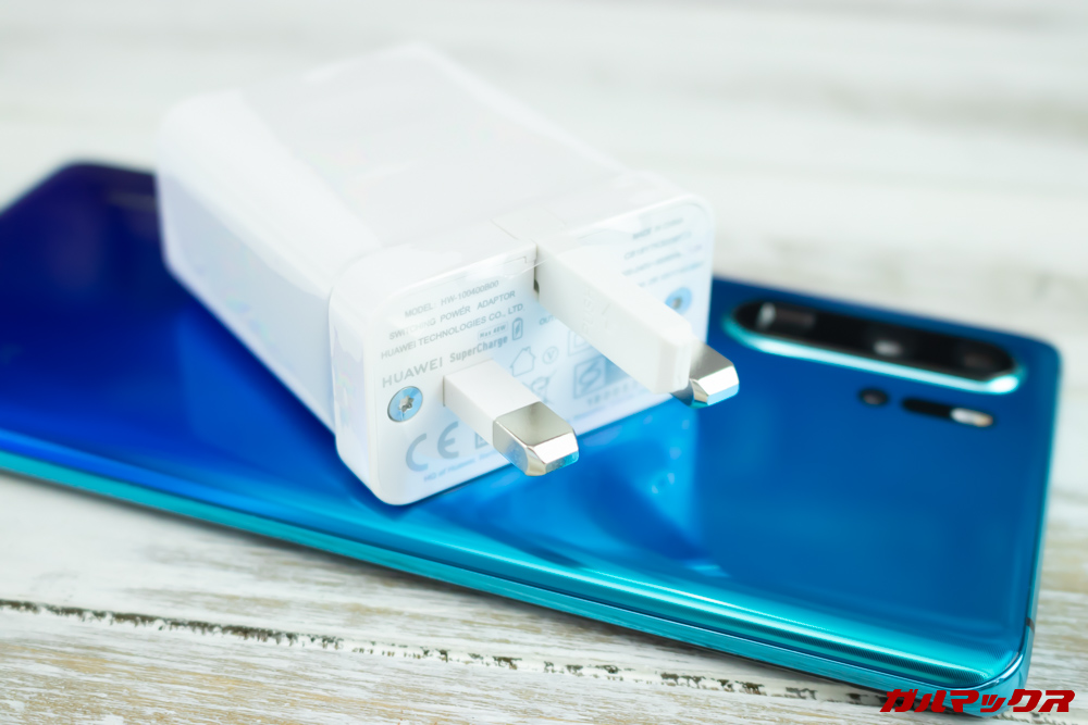HUAWEI P30 Proの海外モデルは日本のコンセントに挿すことができない形状の充電器が入っています。