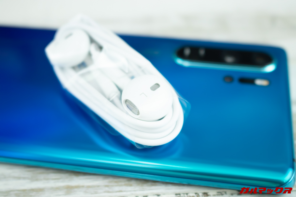 HUAWEI P30 Proのイヤホンは直接HUAWEI P30 Proに挿すことが出来るUSB Type-C形状となっていました。
