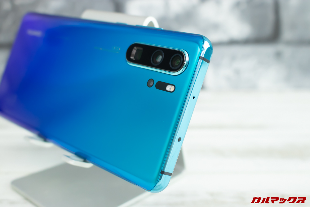 HUAWEI P30 Proは上下がスパッとカットされたようなユニークなデザイン。