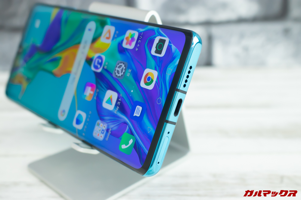 HUAWEI P30 Proは上下がスパッとカットされたようなユニークなデザイン。