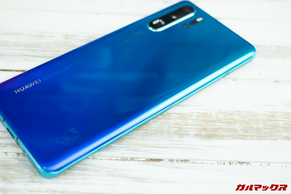 HUAWEI P30 Proはかっちりした印象ですがエッジのあるディスプレイやカーブデザインで丸みを感じる部分も多いです。