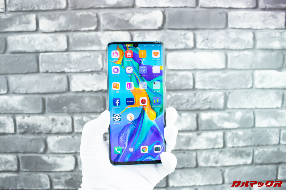 HUAWEI P30 Proは大型なので片手ホールドは出来るけど片手操作は難しいです。