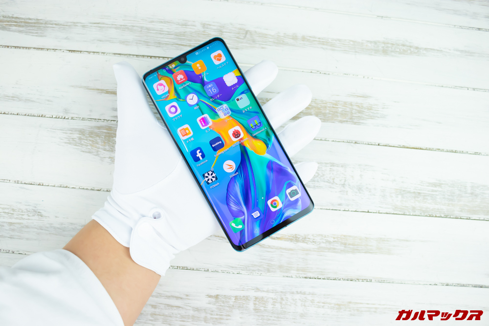 HUAWEI P30 Proは重量級なのでズッシリ感がある。