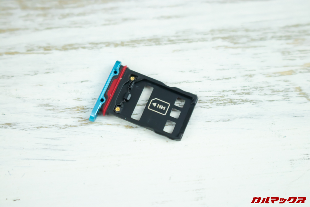 HUAWEI P30 Proの反対側はSIM 2とNMスロット